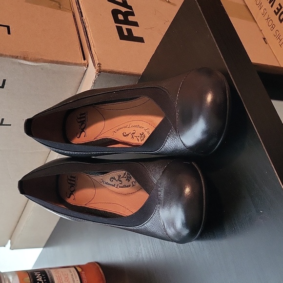Sofft Shoes - Sofft Pumps Size 8.5 M Round Toe Black Leather Slip On Wear To Work Heels
